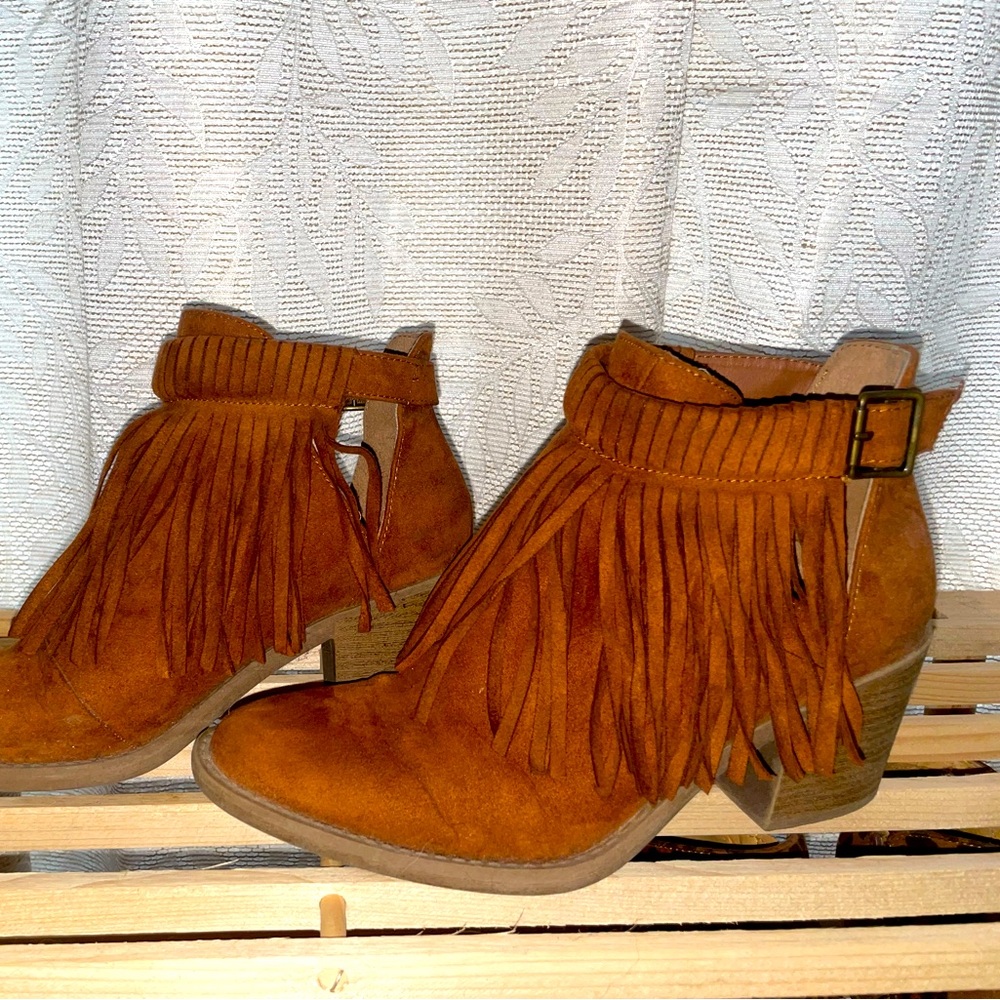 Boutique Ankle Booties Western Suede Fringe Design Qupid size 7 Light Distress